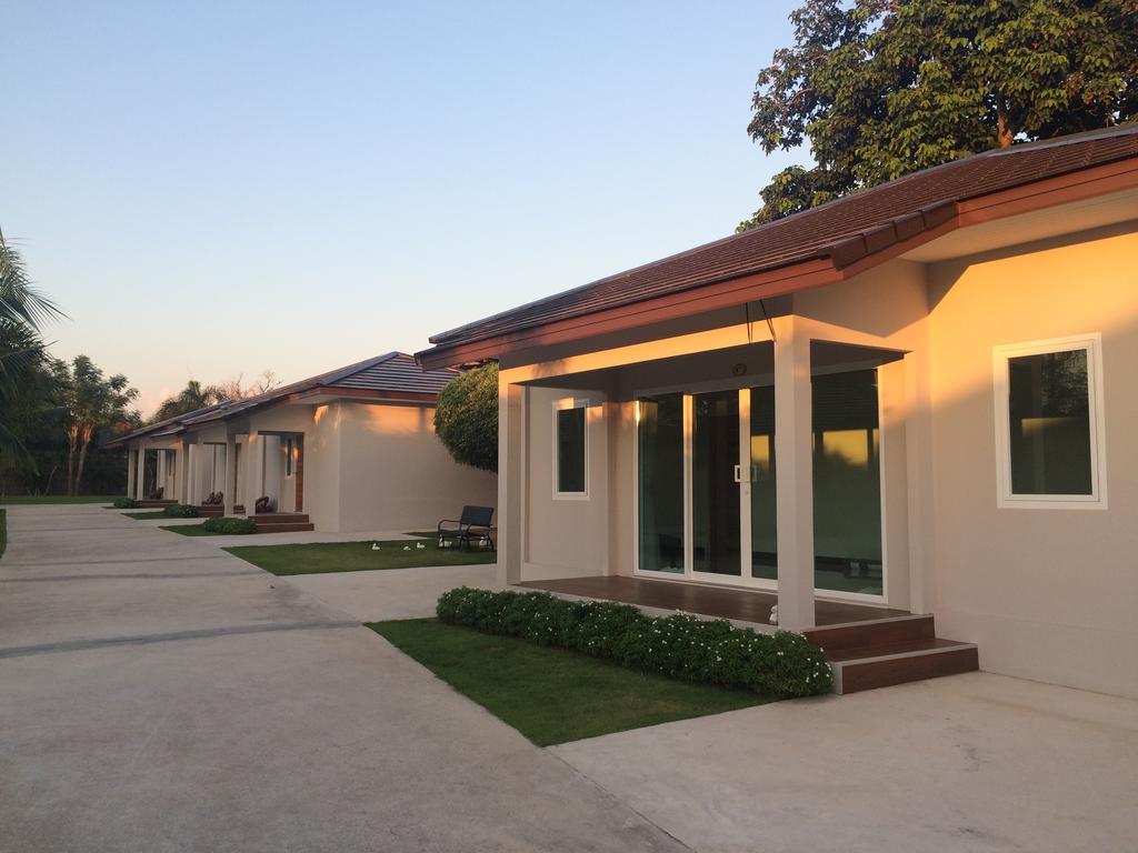 The Brass Villa Garden Resort Sattahip Exterior photo