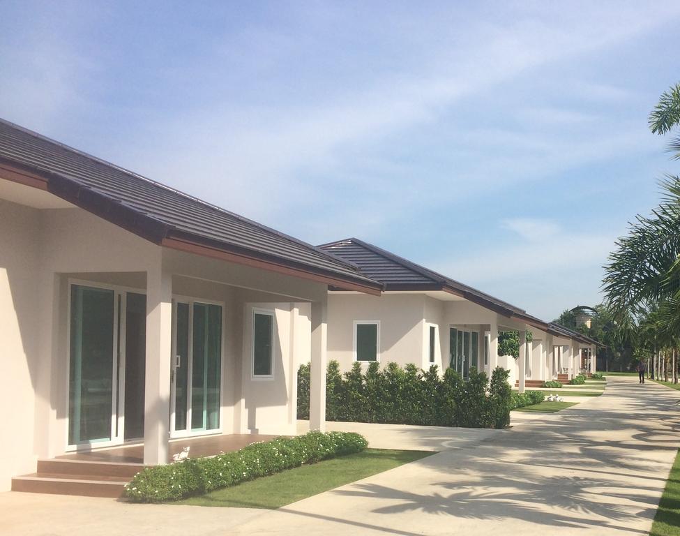 The Brass Villa Garden Resort Sattahip Exterior photo