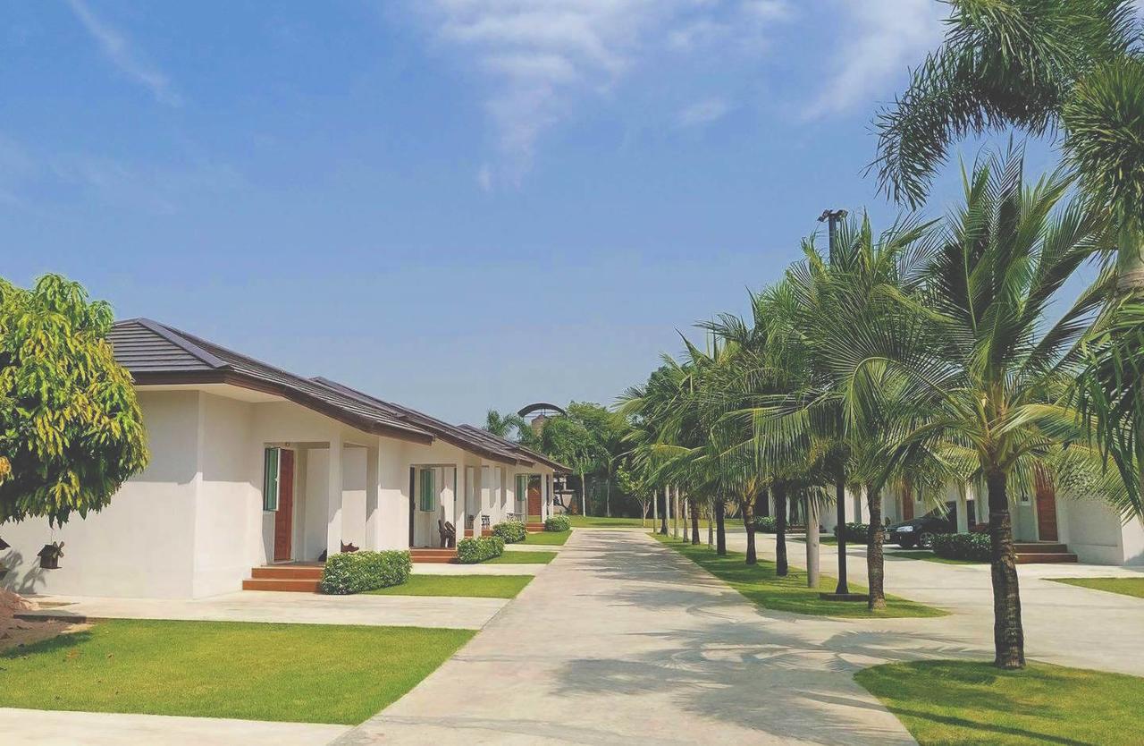 The Brass Villa Garden Resort Sattahip Exterior photo
